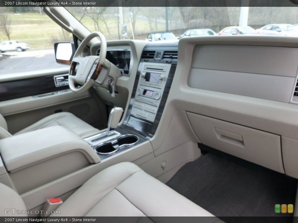 Stone Interior Dashboard for the 2007 Lincoln Navigator Luxury 4x4 #77246157