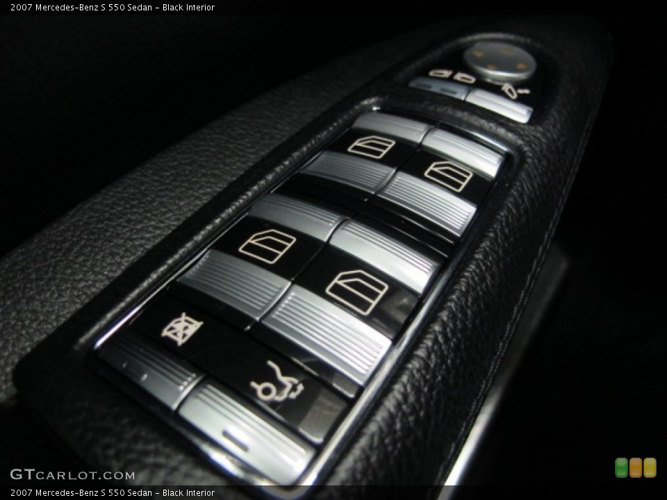 Black Interior Controls for the 2007 Mercedes-Benz S 550 Sedan #77353263