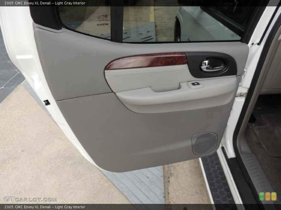 Light Gray Interior Door Panel for the 2005 GMC Envoy XL Denali #77365572