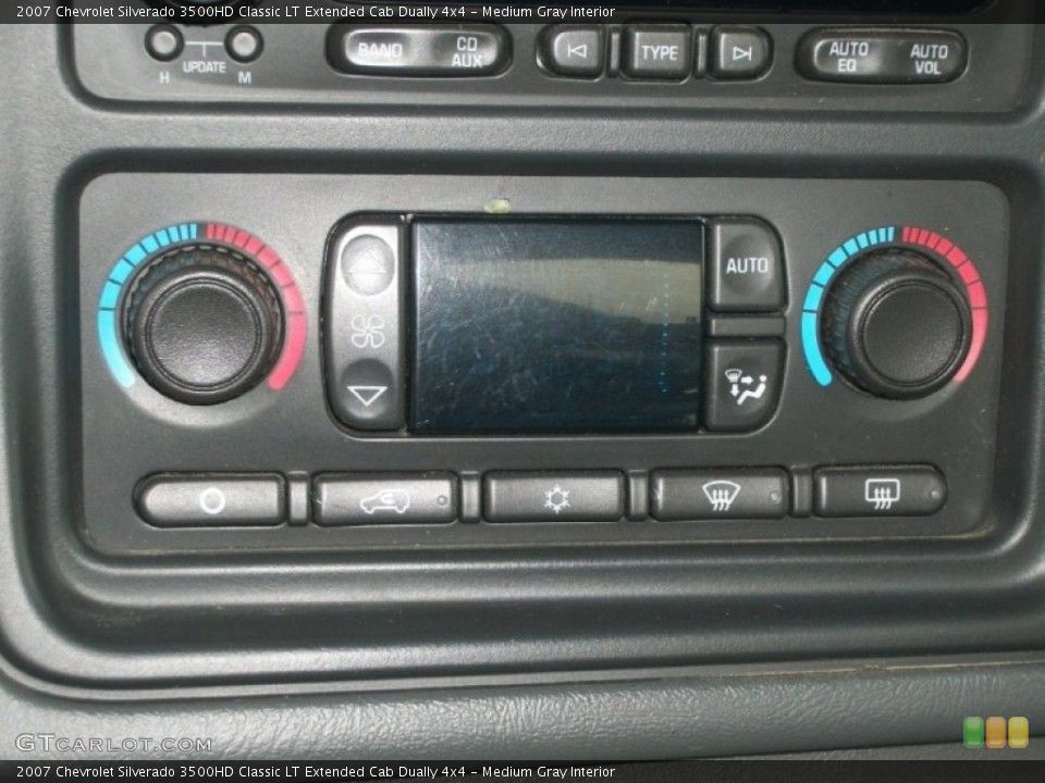 Medium Gray Interior Controls for the 2007 Chevrolet Silverado 3500HD Classic LT Extended Cab Dually 4x4 #77385634