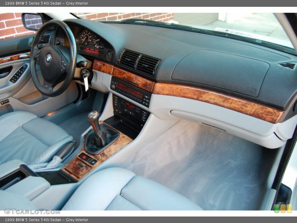 Grey Interior Dashboard for the 1999 BMW 5 Series 540i Sedan #77404086