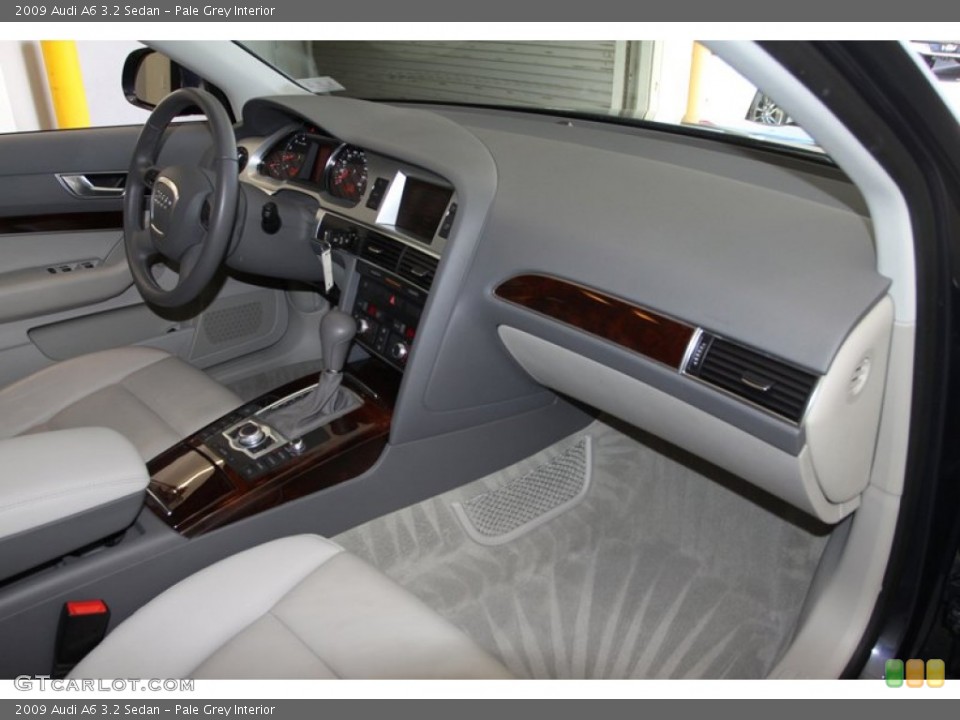 Pale Grey Interior Dashboard for the 2009 Audi A6 3.2 Sedan #77404145