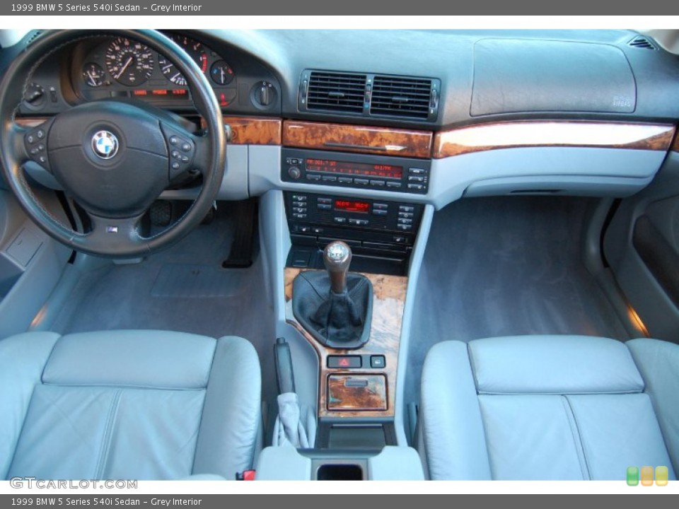 Grey Interior Dashboard for the 1999 BMW 5 Series 540i Sedan #77404395