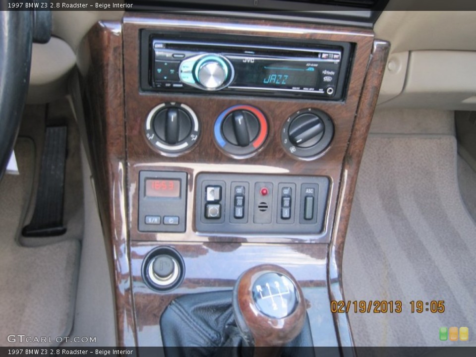 Beige Interior Controls for the 1997 BMW Z3 2.8 Roadster #77497519