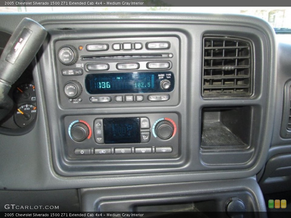 Medium Gray Interior Controls for the 2005 Chevrolet Silverado 1500 Z71 Extended Cab 4x4 #77501834