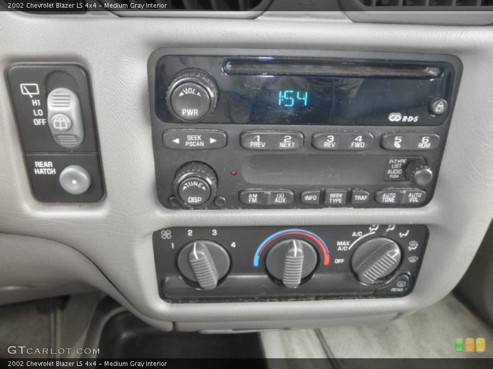 Medium Gray Interior Controls for the 2002 Chevrolet Blazer LS 4x4 #77574200
