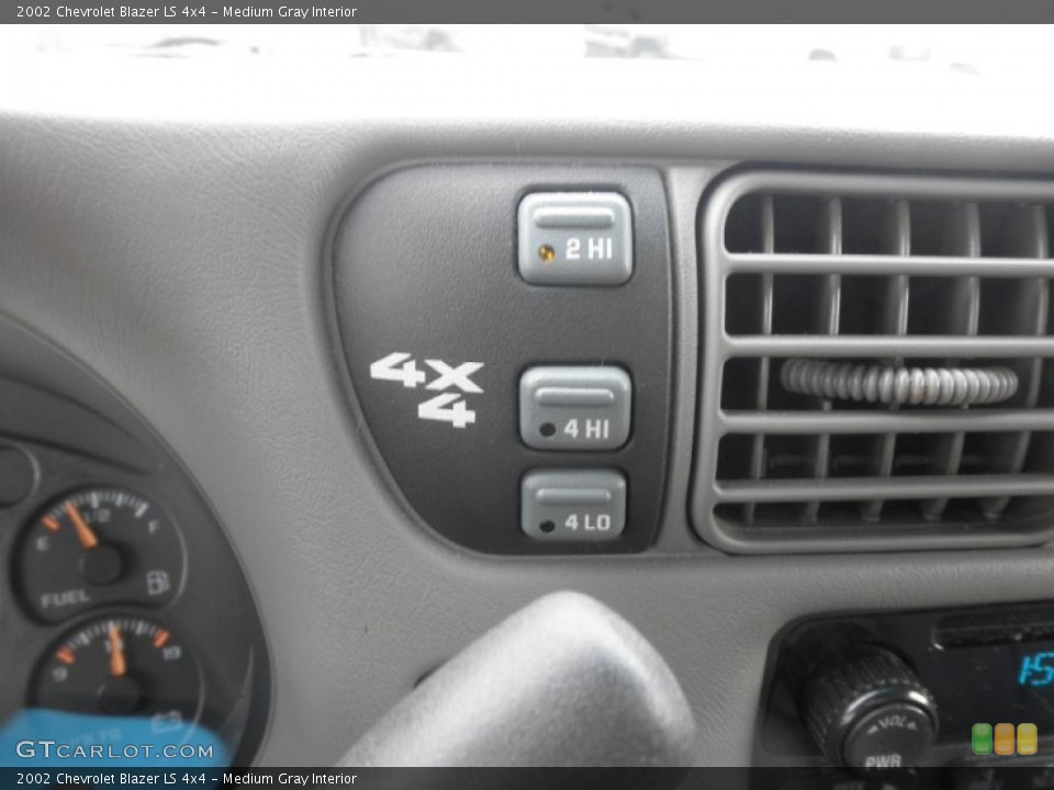 Medium Gray Interior Controls for the 2002 Chevrolet Blazer LS 4x4 #77574216