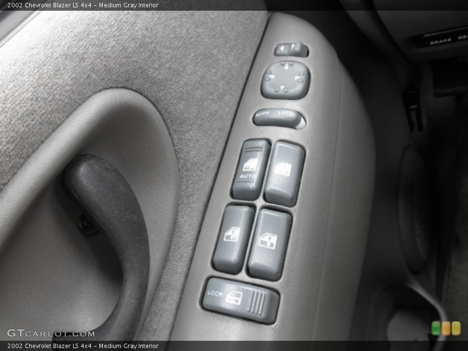 Medium Gray Interior Controls for the 2002 Chevrolet Blazer LS 4x4 #77574282