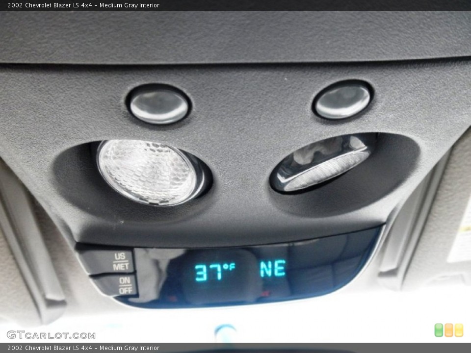 Medium Gray Interior Controls for the 2002 Chevrolet Blazer LS 4x4 #77574303