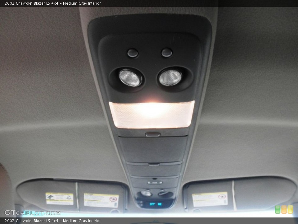 Medium Gray Interior Controls for the 2002 Chevrolet Blazer LS 4x4 #77574354