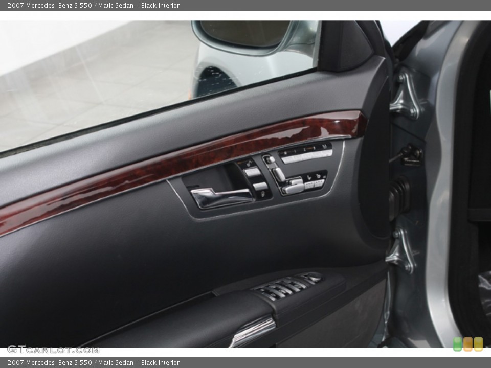 Black Interior Controls for the 2007 Mercedes-Benz S 550 4Matic Sedan #77584659