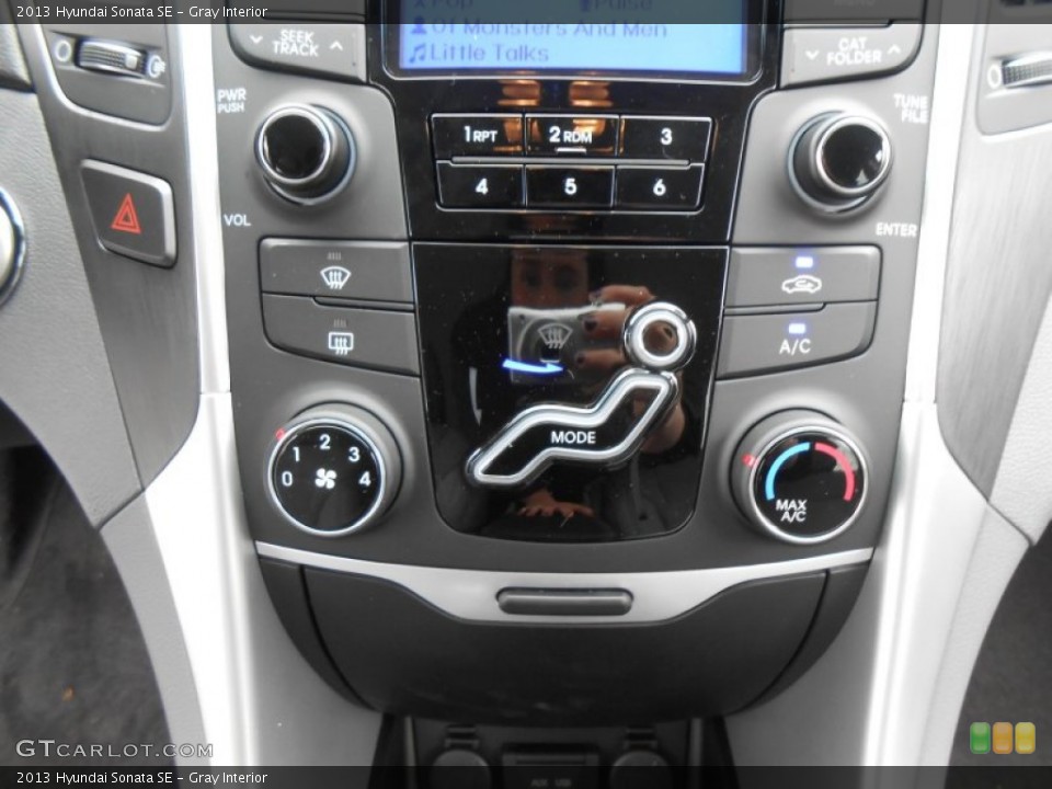 Gray Interior Controls for the 2013 Hyundai Sonata SE #77594067