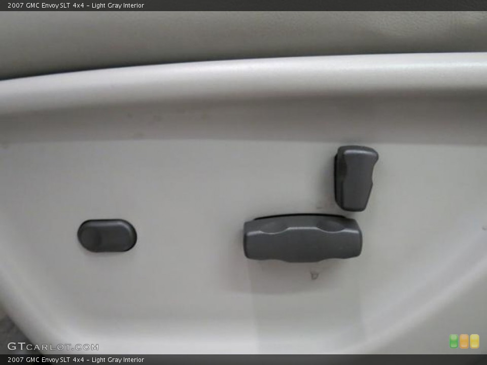 Light Gray Interior Controls for the 2007 GMC Envoy SLT 4x4 #77610246