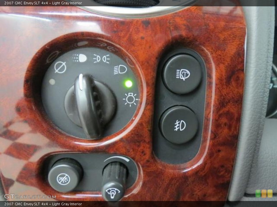 Light Gray Interior Controls for the 2007 GMC Envoy SLT 4x4 #77610322