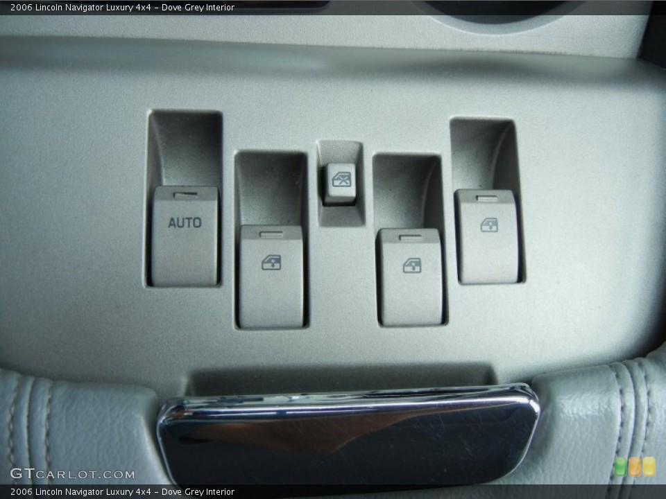 Dove Grey Interior Controls for the 2006 Lincoln Navigator Luxury 4x4 #77640898