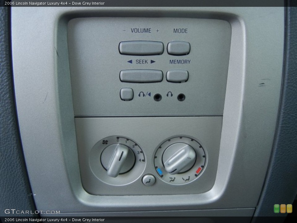 Dove Grey Interior Controls for the 2006 Lincoln Navigator Luxury 4x4 #77640972