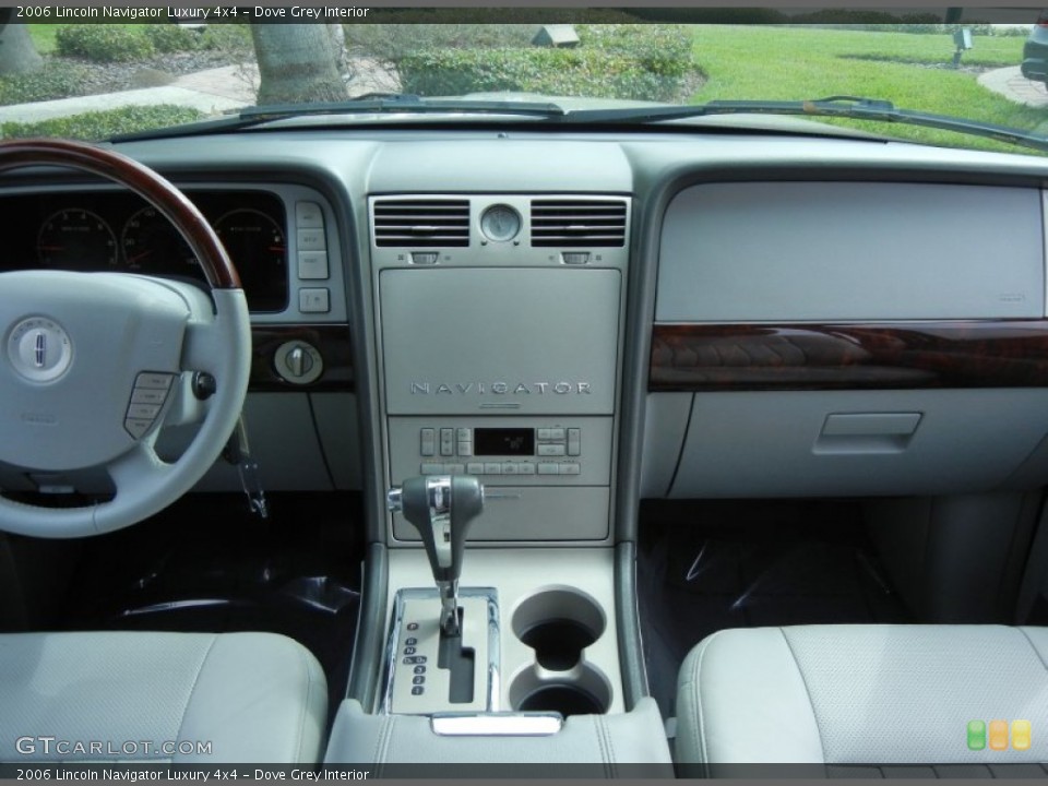 Dove Grey Interior Dashboard for the 2006 Lincoln Navigator Luxury 4x4 #77641095