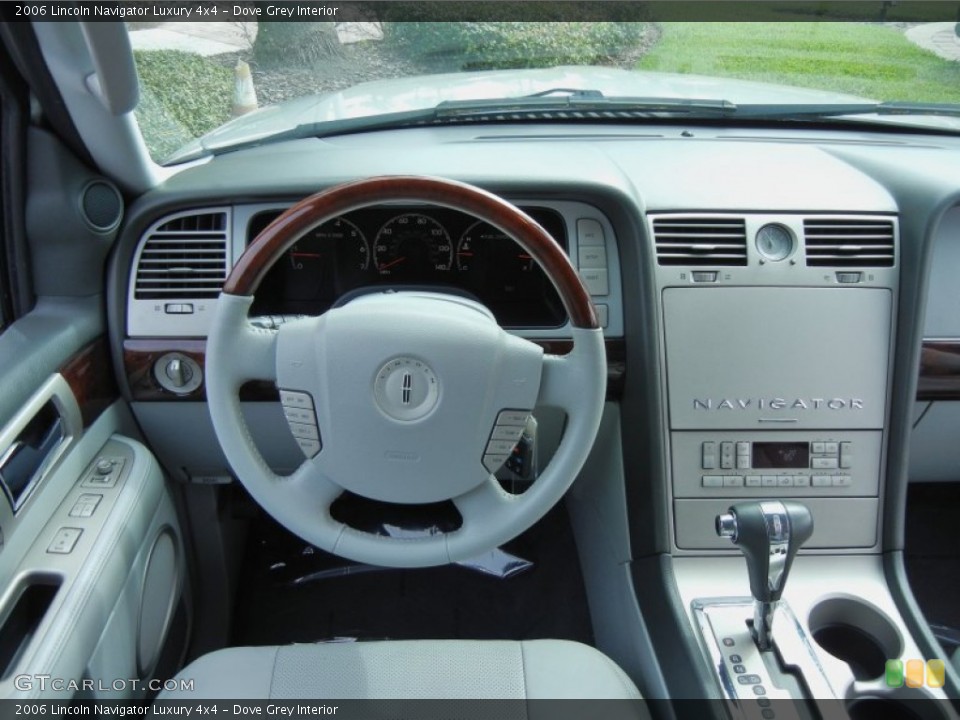 Dove Grey Interior Dashboard for the 2006 Lincoln Navigator Luxury 4x4 #77641118