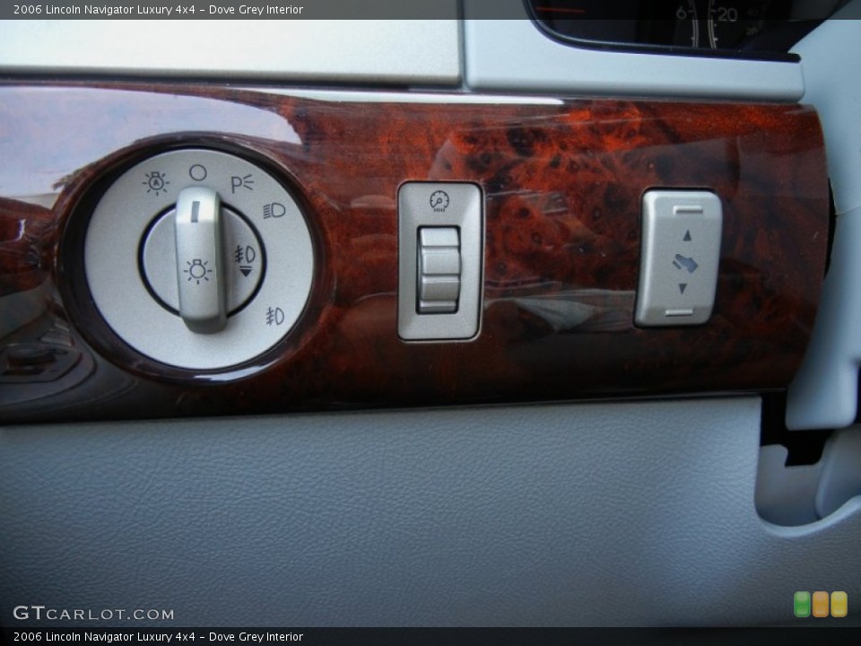 Dove Grey Interior Controls for the 2006 Lincoln Navigator Luxury 4x4 #77641226