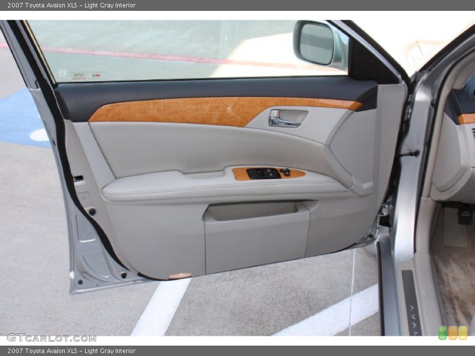 Light Gray Interior Door Panel for the 2007 Toyota Avalon XLS #77645007
