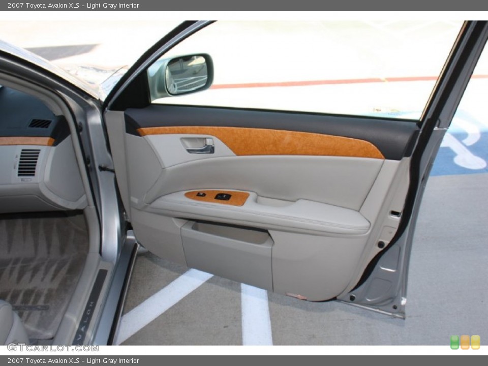 Light Gray Interior Door Panel for the 2007 Toyota Avalon XLS #77645127