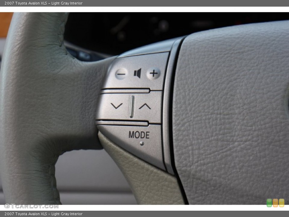 Light Gray Interior Controls for the 2007 Toyota Avalon XLS #77645404