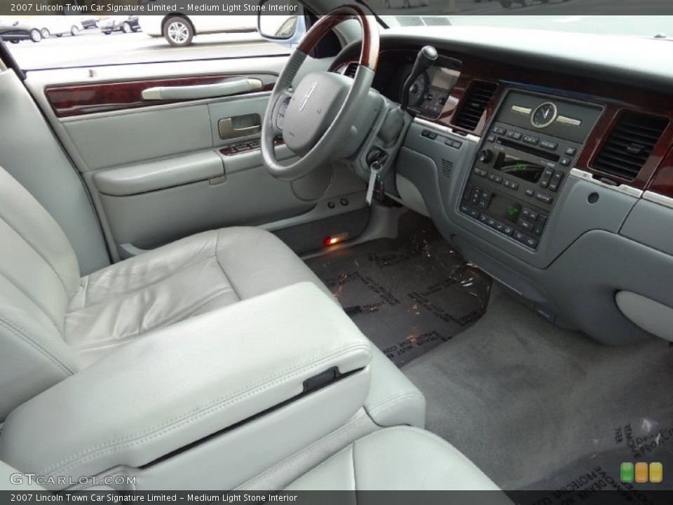 Medium Light Stone Interior Photo for the 2007 Lincoln Town Car Signature Limited #77714068