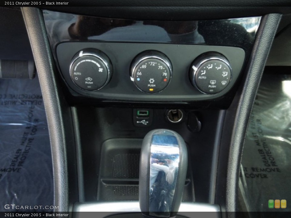 Black Interior Controls for the 2011 Chrysler 200 S #77728338
