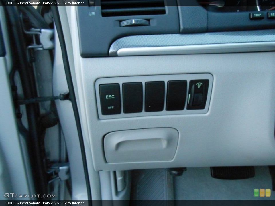 Gray Interior Controls for the 2008 Hyundai Sonata Limited V6 #77728357