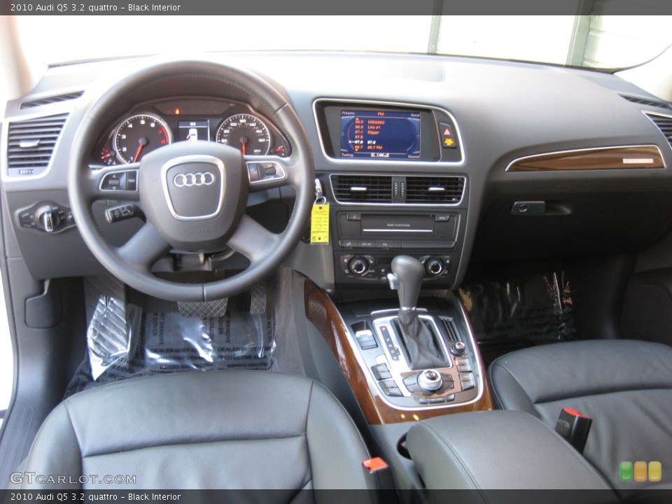 Black Interior Dashboard for the 2010 Audi Q5 3.2 quattro #77734350