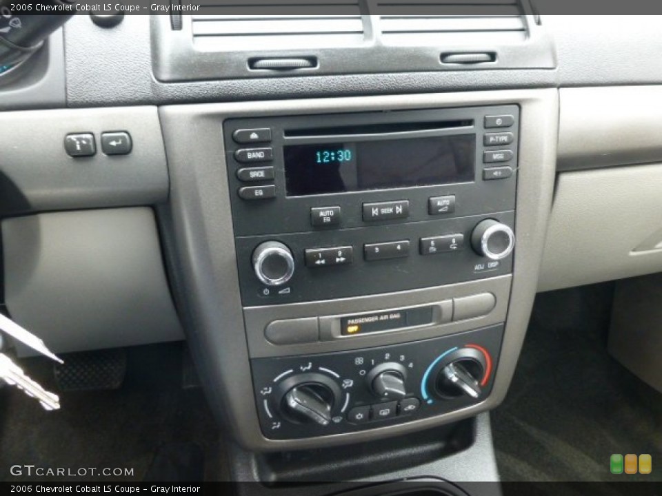 Gray Interior Controls for the 2006 Chevrolet Cobalt LS Coupe #77771117