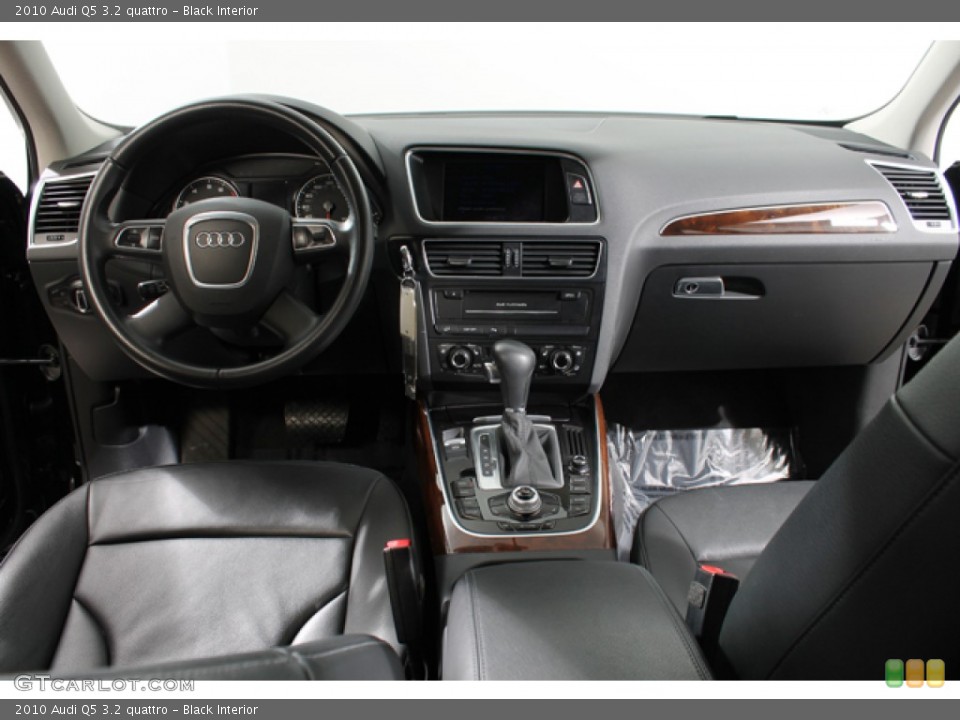 Black Interior Dashboard for the 2010 Audi Q5 3.2 quattro #77792033