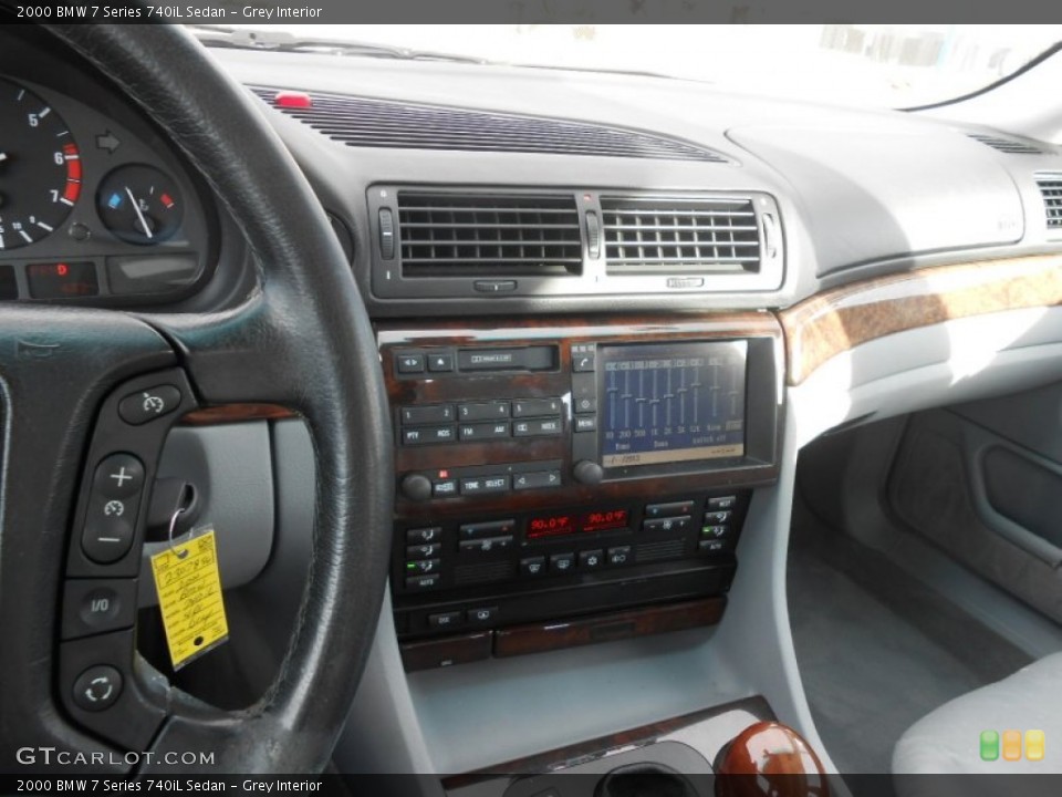 Grey Interior Controls for the 2000 BMW 7 Series 740iL Sedan #77903177