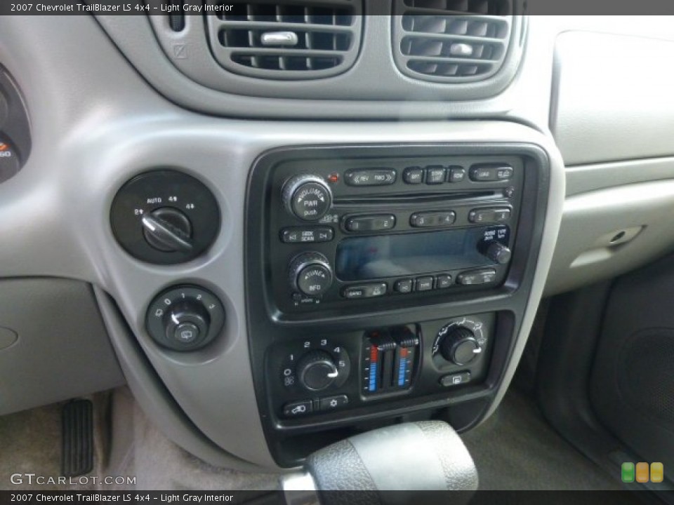 Light Gray Interior Controls for the 2007 Chevrolet TrailBlazer LS 4x4 #77936232