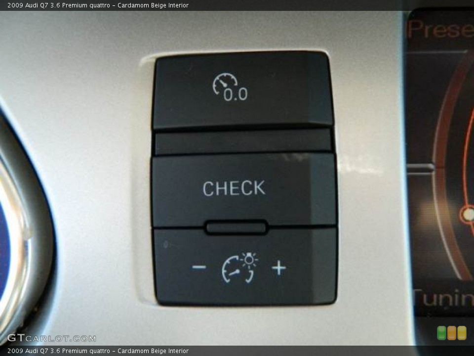 Cardamom Beige Interior Controls for the 2009 Audi Q7 3.6 Premium quattro #78052503