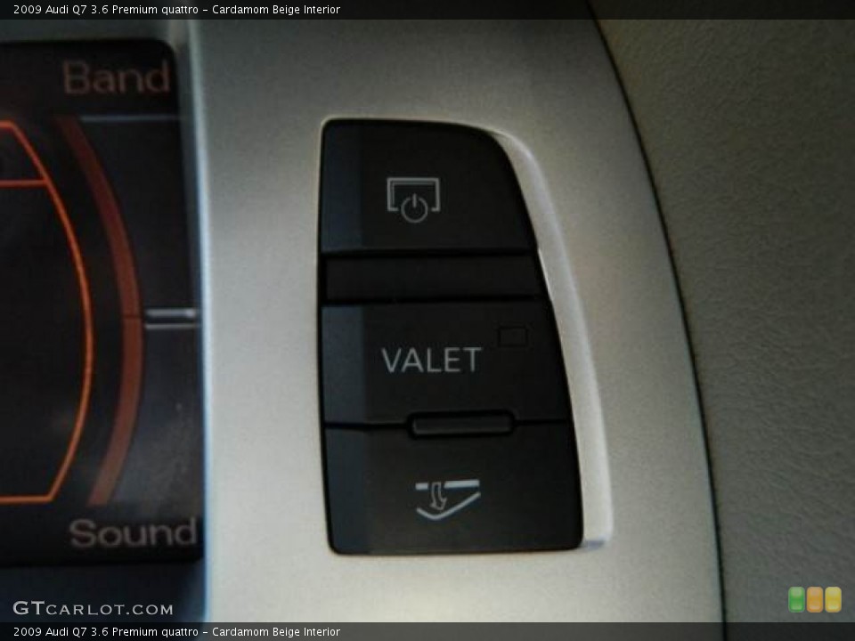 Cardamom Beige Interior Controls for the 2009 Audi Q7 3.6 Premium quattro #78052520