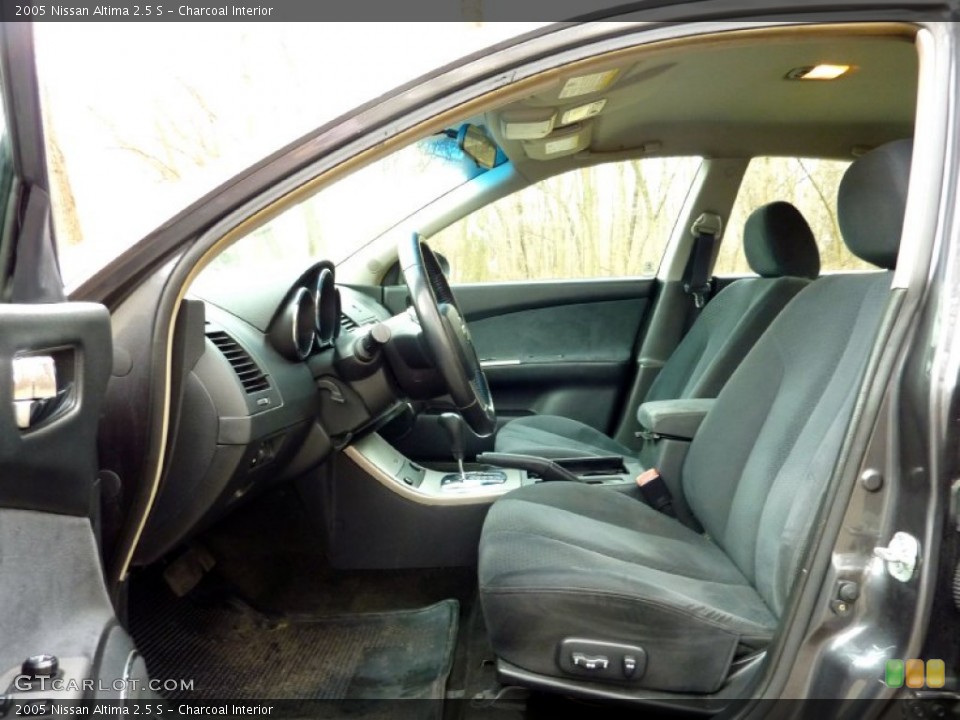 Charcoal Interior Photo for the 2005 Nissan Altima 2.5 S #78227691