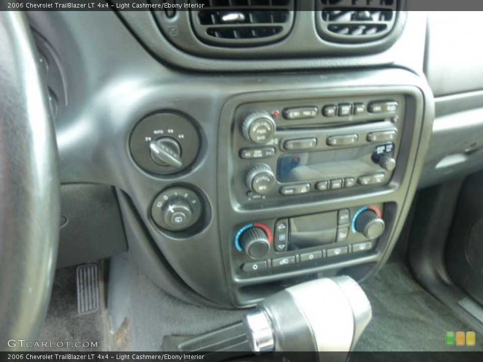 Light Cashmere/Ebony Interior Controls for the 2006 Chevrolet TrailBlazer LT 4x4 #78256618