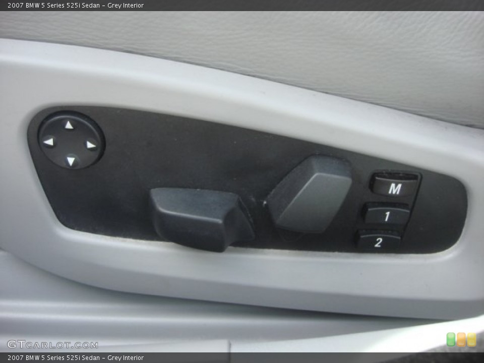 Grey Interior Controls for the 2007 BMW 5 Series 525i Sedan #78269080