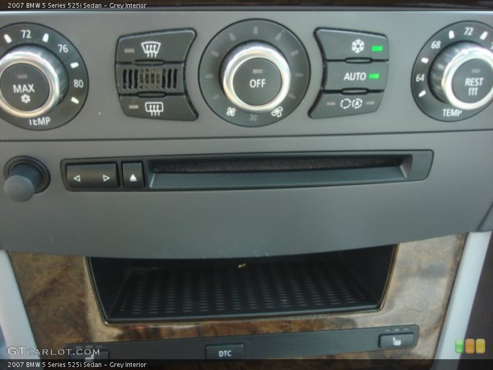 Grey Interior Controls for the 2007 BMW 5 Series 525i Sedan #78269137