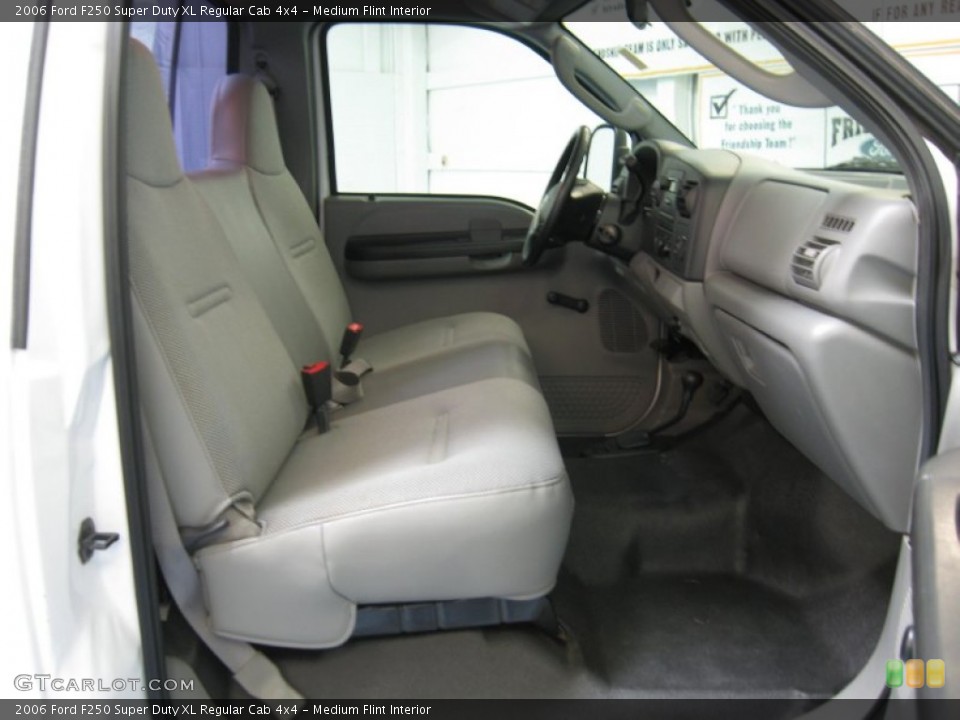 Medium Flint Interior Photo for the 2006 Ford F250 Super Duty XL Regular Cab 4x4 #78298068