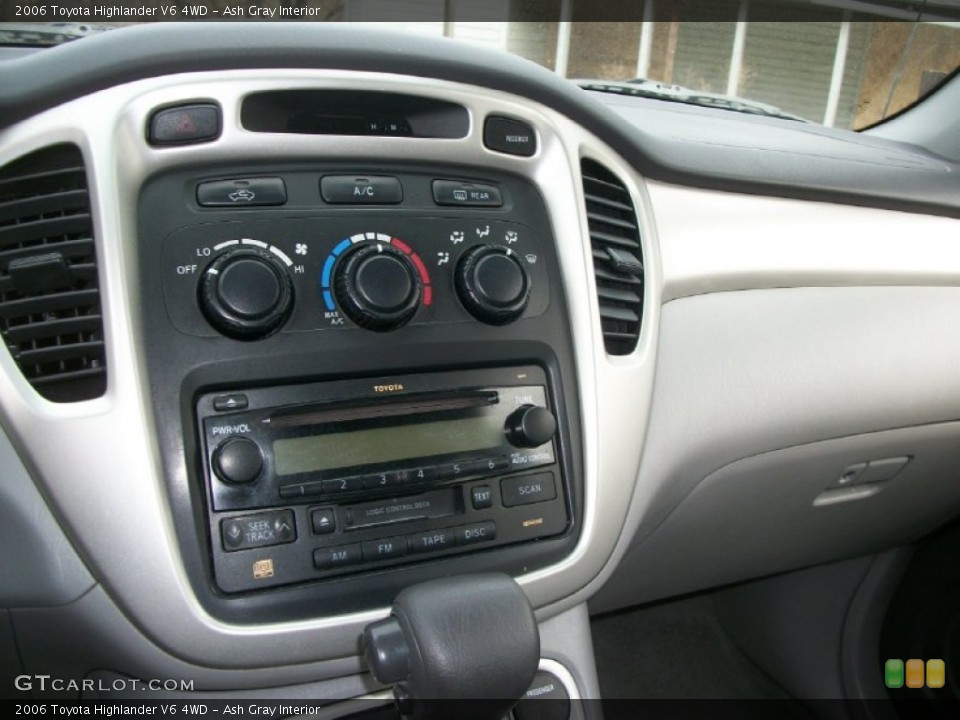 Ash Gray Interior Controls for the 2006 Toyota Highlander V6 4WD #78304852