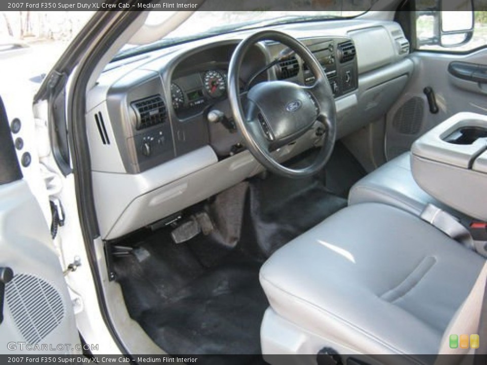 Medium Flint Interior Photo for the 2007 Ford F350 Super Duty XL Crew Cab #78483535