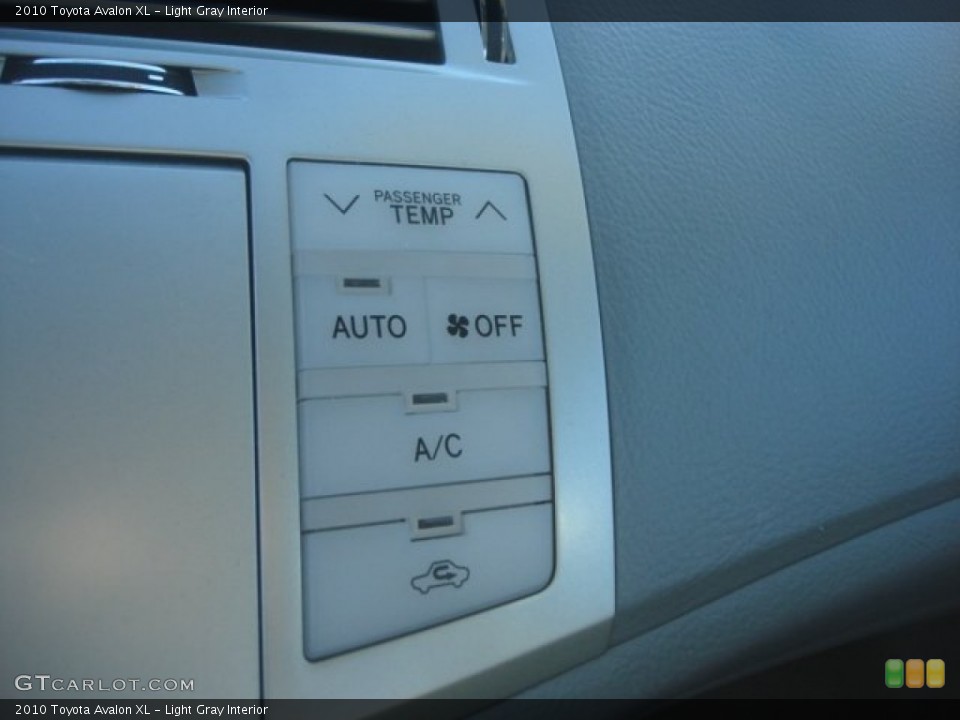 Light Gray Interior Controls for the 2010 Toyota Avalon XL #78513449