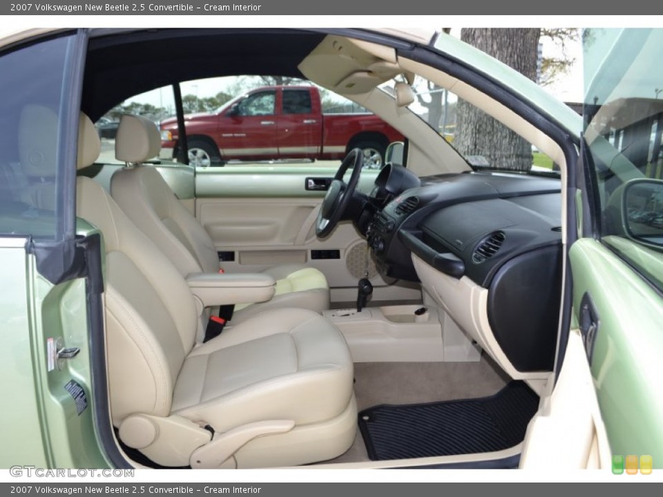 Cream Interior Photo for the 2007 Volkswagen New Beetle 2.5 Convertible #78690015