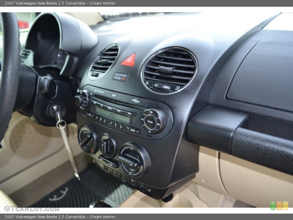 Cream Interior Controls for the 2007 Volkswagen New Beetle 2.5 Convertible #78690097