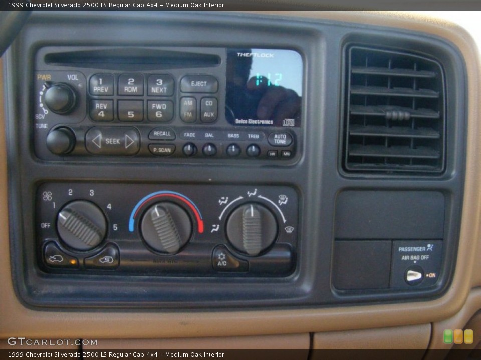 Medium Oak Interior Controls for the 1999 Chevrolet Silverado 2500 LS Regular Cab 4x4 #78704286