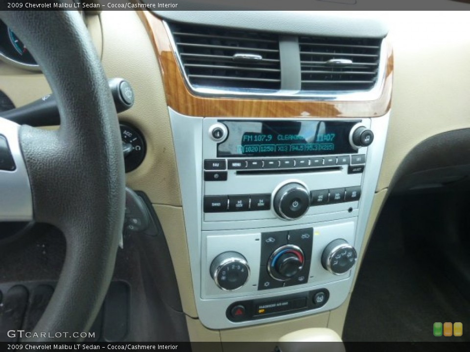 Cocoa/Cashmere Interior Controls for the 2009 Chevrolet Malibu LT Sedan #78743307