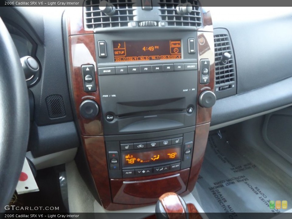 Light Gray Interior Controls for the 2006 Cadillac SRX V6 #78798566