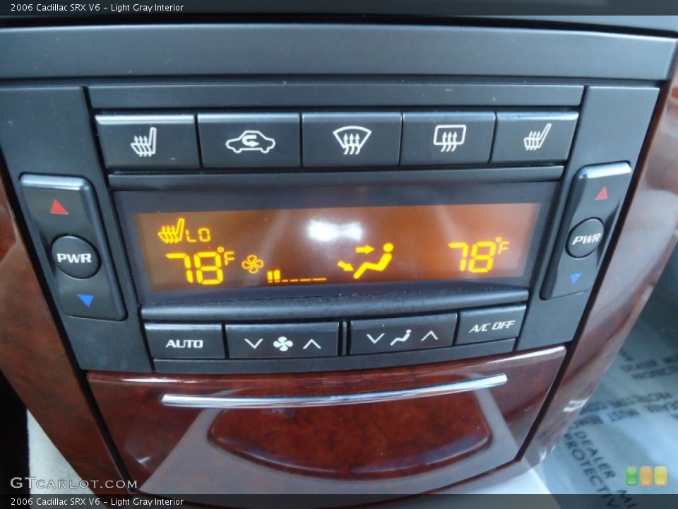 Light Gray Interior Controls for the 2006 Cadillac SRX V6 #78798608